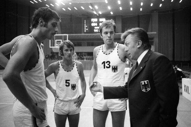 EuroBasket 2022, DBB, Historie, EM - Historie Auszeit BR Deutschland mit Dr. Rolf Dieter (5), Jürgen Wohlers (13) und Bundestrainer Theodor Schober