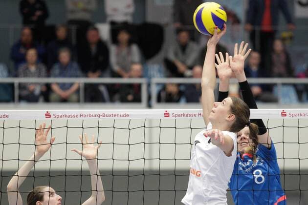 Volleyball 1. Bundesliga Frauen Saison 2015 2016 23. Spieltag am Freitag, 26. Februar 2016 in der CU Arena in Hamburg: VT Aurubis Hamburg - Ladies in Black Aachen v.l. Britt Bongaerts ( Aachen ), Jana Franziska Poll ( Hamburg ) VT Aurubis Hamburg - Ladies in Black Aachen