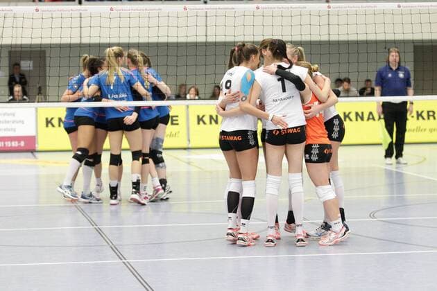 Volleyball 1. Bundesliga Frauen Saison 2015 2016 23. Spieltag am Freitag, 26. Februar 2016 in der CU Arena in Hamburg: VT Aurubis Hamburg - Ladies in Black Aachen Spielerkreise, vorne Ladies in Black Aachen, hinten VT Aurubis Hamburg VT Aurubis Hamburg - Ladies in Black Aachen
