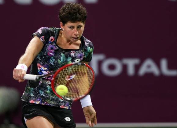 (160227) -- DOHA, Feb. 26, 2016 -- Carla Suarez Navarro of Spain returns the ball during the women s singles semi-final match against Agnieszka Radwanska of Poland at the WTA Tennis Damen Qatar Total Open 2016 in Doha, Qatar Feb. 26, 2016. Carla Suraez Navarro won 2-0. ) (SP)QATAR-DOHA-TENNIS-WTA QATAR OPEN 2016 Nikku 
