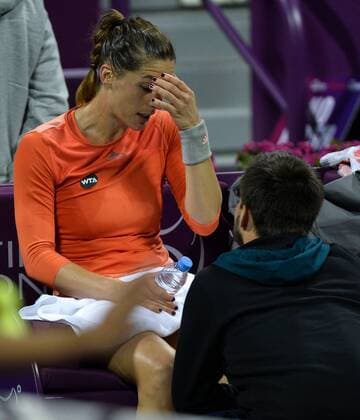 Themen der Woche - Sport Bilder des Tages - SPORT (160227) -- DOHA, Feb. 26, 2016 -- Andrea Petkovic (R) of Germany receives treatment for an injury during her semi-final match against Jelena Ostapenko of Latvia ahead of the WTA Tennis Damen Qatar Total Open 2016 at the International Khalifa Tennis Complex Doha, Qatar Feb. 26, 2016. Jelena Ostapenko won 7-5, 1-0 after Andrea Petkovic abandoned due to an injury. ) (SP)QATAR-DOHA-TENNIS-WTA QATAR OPEN 2016 Nikku 