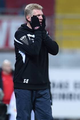 Fußball 2. Bundesliga 23. Spieltag SC Paderborn 07 - RasenBallsport Leipzig am 26.02.2016 in der Benteler-Arena in Paderborn Trainer Stefan Effenberg (Paderborn) unzufrieden, enttäuscht, enttaeuscht, niedergeschlagen. Foto: osnapix mt