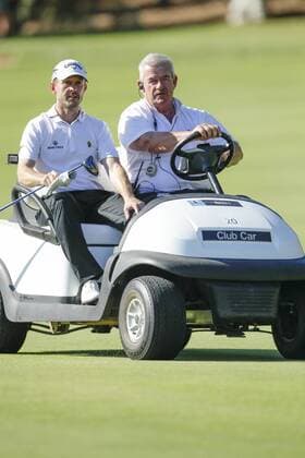 27.02.2016. Perth, Australia. ISPS HANDA Perth International Golf. Stuart Manley (WAL) gets a lift back to the third tee after hitting his ball out of bounds during day three. xDavidxWoodleyx  ActionPlus11711529
