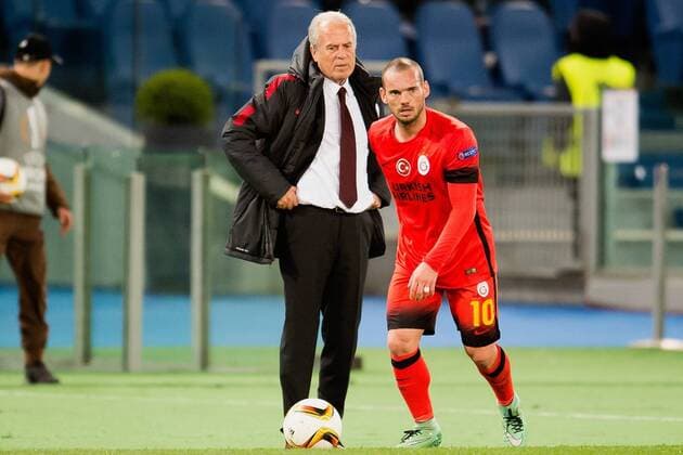 (L-R) coach Mustafa Denizli of Galatasaray, Wesley Sneijder of Galatasaray during the UEFA Europa League round of 32 match between SS Lazio and Galatasaray on February 25, 2016 at the Stadio Olimpico in Rome, Italy. SS Lazio v Galatasaray UEFA Europa League round of 32 2015 2016 xVIxGerritxvanxKeulenxIVx 5052542