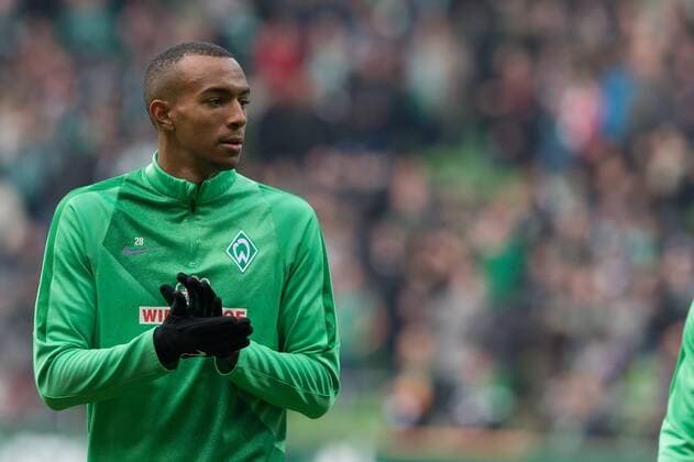 GER, 1.FBL. Werder Bremen vs SV Darmstadt 98 27.02.2016, Weser Stadion, Bremen, GER, 1.FBL. Werder Bremen vs SV Darmstadt 98, im Bild Melvyn Lorenzen (Bremen 28) vor der Fankurve Gestik, Mimik, enttäuscht enttaeuscht traurig Einzelaktion, Halbkörper Halbkoerper nphxKokenge