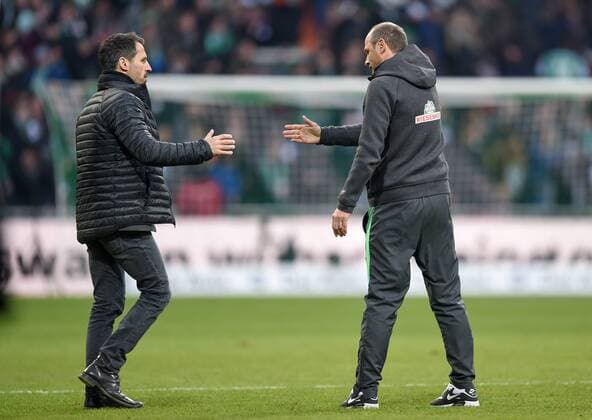 FUSSBALL 1. BUNDESLIGA SAISON 2015 2016 23. SPIELTAG SV Werder Bremen - SV Darmstadt 98 Thomas Eichin (li) und Trainer Viktor Skripnik (re, beide SV Werder Bremen) reichen sich nach dem Abpfiff die Hand 