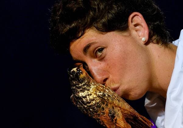 Carla Suarez Navarro of Spain kisses the winner s trophy during the awarding ceremony for women s singles at the WTA Tennis Damen Qatar Total Open 2016 at the International Khalifa Tennis Complex Doha, Qatar February 27, 2016. Carla Suarez Navarro won 2-1 and claimed the title. ) (SP)QATAR-DOHA-TENNIS-WTA QATAR OPEN 2016 Nikku 