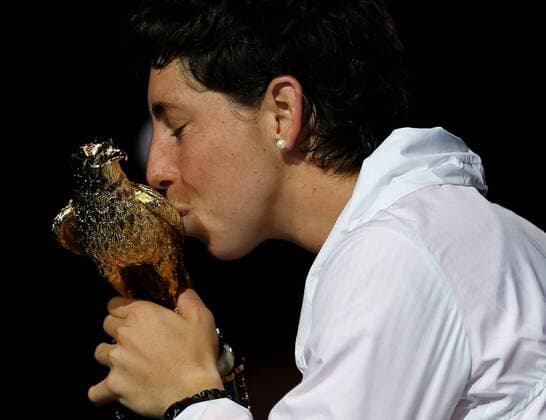 Carla Suarez Navarro of Spain kisses the trophy during the awarding ceremony for women s singles at the WTA Tennis Damen Qatar Total Open 2016 at the International Khalifa Tennis Complex Doha, Qatar February 27, 2016. Carla Suarez Navarro won 2-1 and claimed the title. ) (SP)QATAR-DOHA-TENNIS-WTA QATAR OPEN 2016 Nikku 