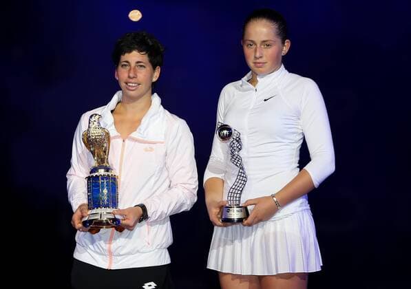 Carla Suarez Navarro (L) of Spain, the winner of the WTA Tennis Damen Qatar Open tennis tournament, poses next to her opponent Jelena Ostapenko of Latvia following the women s singles final of the WTA Qatar Total Open 2016 at the International Khalifa Tennis Complex Doha, Qatar February 27, 2016. Carla Suarez Navarro won 2-1 and claimed the title. ) (SP)QATAR-DOHA-TENNIS-WTA QATAR OPEN 2016 Nikku 