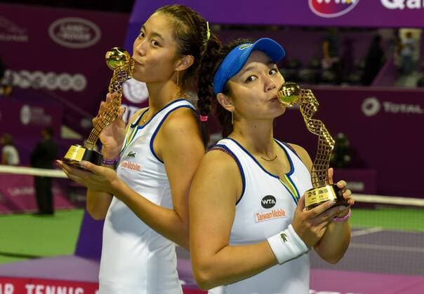 Hao-Ching Chan (L) of Chinese Taipei and Yung-Jan Chan of Chinese Taipei pose with their trophies after winning the doubles final match against Sara Errani of Italy and Carla Suarez Navarro of Spain at the WTA Tennis Damen Qatar Total Open 2016 at the International Khalifa Tennis Complex Doha, Qatar February 27, 2016. Hao-Ching Chan and Yung-Jan Chan won 2-0 and claimed the title. ) (SP)QATAR-DOHA-TENNIS-WTA QATAR OPEN 2016 Nikku 