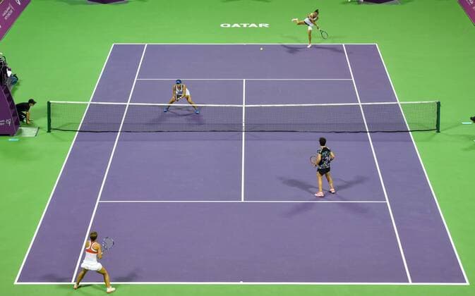 Hao-Ching Chan (top) of Chinese Taipei and Yung-Jan Chan of Chinese Taipei compete during the final match of women s doubles against Sara Errani of Italy and Carla Suarez Navarro of Spain at the WTA Tennis Damen Qatar Total Open 2016 at the International Khalifa Tennis Complex Doha, Qatar February 27, 2016. Hao-Ching Chan and Yung-Jan Chan won 2-0 and claimed the title. ) (SP)QATAR-DOHA-TENNIS-WTA QATAR OPEN 2016 Nikku 