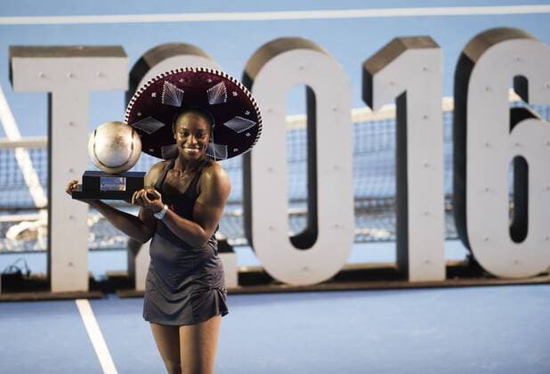 Themen der Woche - Sport Bilder des Tages - SPORT United States Sloane Stephens poses with the trophy during the awarding ceremony after the women s single final against Dominika Cibulkova of Slovakia at the Mexican Tennis Open 2016 in Acapulco, Mexico, Feb. 27, 2016. Sloane Stephens won 2-1 to claim the title. Jesus Espinosa) (rtg) (SP)MEXICO-ACAPULCO-TENNIS-MEXICAN OPEN e JESUSxESPINOSA 