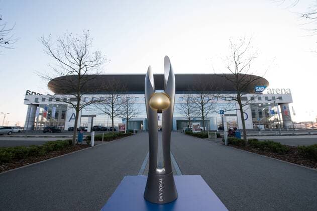 27.02.2016, SAP Arena, Mannheim Volleyball, DVV-Pokal Finale, Feature Pokal Männer Maenner Trophy vor SAP Arena Mannheim Feature