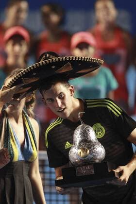Tennis, Dominic Thiem gewinnt ATP-Turnier in Acapulco Austrian tennis player Dominic Thiem poses with his trophy after defeating Australian Bernard Tomic in the Mexican Open tennis tournament final match played in Acapulco, Mexico, 27 February 2016. Thiem won 7-6(6), 4-6, 6-3 . EFE Alex Cruz Mexican Open final !ACHTUNG: NUR REDAKTIONELLE NUTZUNG!  GRA013 20160228-635922498123327662