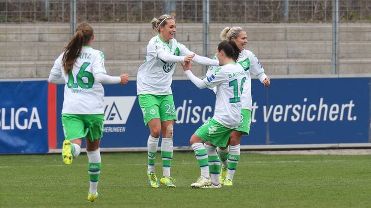v.li.: Noelle Maritz (Wolfsburg, 16), Lena Goeßling (Lena Goessling, Wolfsburg, 28), Ramona Bachmann (Wolfsburg, 19), Zsanett Jakabfi (Wolfsburg, 3) jubeln über das 0:1, Jubel, Torjubel, Torerfolg, celebrate the goal, goal, celebration, Jubel ueber das Tor, optimistisch, Action, Aktion, Fussball, Allianz Frauen-Bundesliga, SC Freiburg - VfL Wolfsburg, xozx