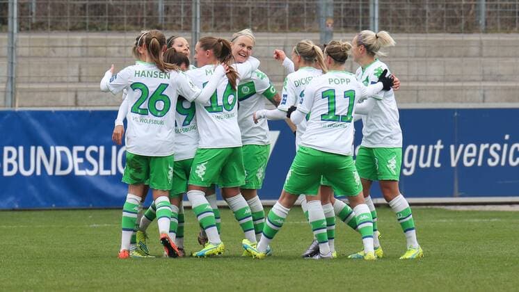 Spielerinnen des VfL Wolfsburg jubeln über das 0:1, Jubel, Torjubel, Torerfolg, celebrate the goal, goal, celebration, Jubel ueber das Tor, optimistisch, Action, Aktion, Fussball, Allianz Frauen-Bundesliga, SC Freiburg - VfL Wolfsburg, xozx