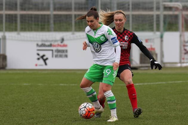 v.li.: Ramona Bachmann (Wolfsburg, 19), Sarah Puntigam (Freiburg, 18), Fussball, Allianz Frauen-Bundesliga, SC Freiburg - VfL Wolfsburg, xozx