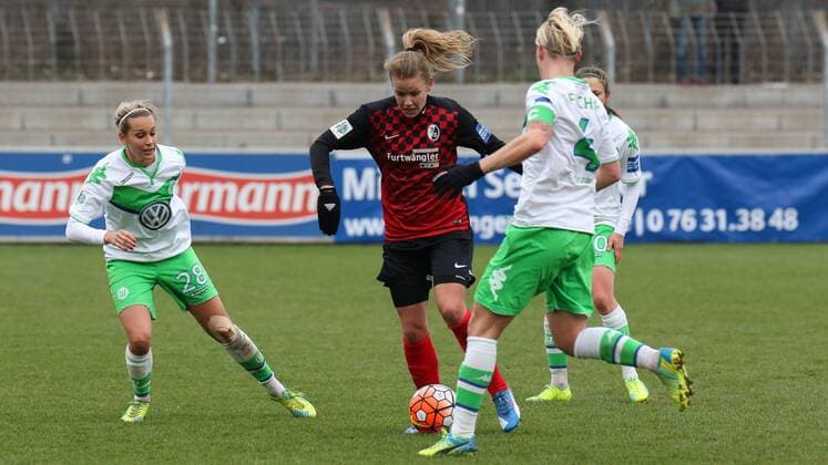 v.li.: Lena Goeßling (Lena Goessling, Wolfsburg, 28), Lena Petermann (Freiburg, 22), Nilla Fischer (Wolfsburg, 4), Elise Bussaglia (Wolfsburg, 30), Fussball, Allianz Frauen-Bundesliga, SC Freiburg - VfL Wolfsburg, xozx