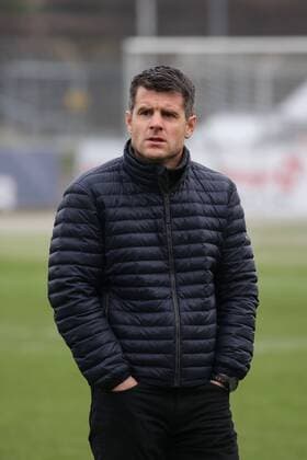 Jens Scheuer (Trainer, Freiburg) mit Händen in den Hosentaschen, Einzelbild, Aktion, Action, Fussball, Allianz Frauen-Bundesliga, SC Freiburg - VfL Wolfsburg, xozx