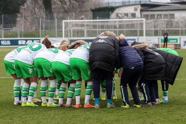 Die Spielerinnen des VfL Wolfsburg bilden vor dem Anpfiff einen Kreis, schwören sich mit einem Mannschaftskreis, Teamkreis, Konzentration, Kameradschaft, Ansprache, Motivation, vor dem Anpfiff ein, Fussball, Allianz Frauen-Bundesliga, SC Freiburg - VfL Wolfsburg, xozx