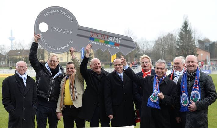 28.02.2016, xjhx, Fussball 1.Bundesliga Damen, 1.FFC Frankfurt - 1.FC Koeln, emspor, v.l. Schluesselübergabe des Stadion an Manager Siegfried Dietrich (1.FFC Frankfurt), Ob Peter Feldmann, RW Präsident Klauss,