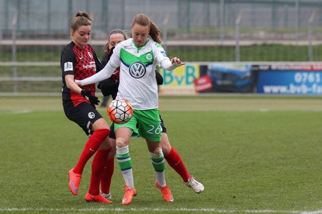 v.li.: Verena Aschauer (Freiburg, 25), Caroline Graham Hansen (Wolfsburg, 26), Fussball, Allianz Frauen-Bundesliga, SC Freiburg - VfL Wolfsburg, xozx