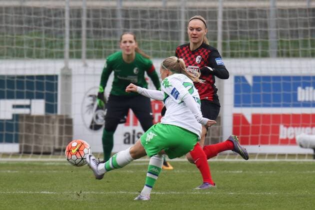 Lara Dickenmann (Wolfsburg, 21) schießt auf das Tor von Laura Benkarth (Torwart, Freiburg, 1), Vanessa Bernauer (Wolfsburg, 18) kann den Schuss nicht aufhalten, Fussball, Allianz Frauen-Bundesliga, SC Freiburg - VfL Wolfsburg, xozx