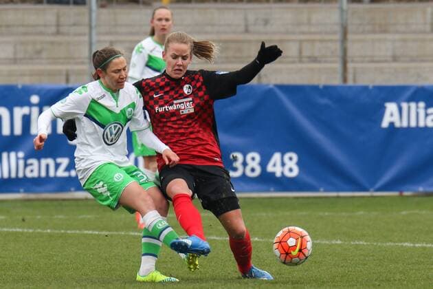 v.li.: Elise Bussaglia (Wolfsburg, 30), Lena Petermann (Freiburg, 22), Zweikampf, Duell, duel, tackle, Dynamik, Action, Aktion, Fussball, Allianz Frauen-Bundesliga, SC Freiburg - VfL Wolfsburg, xozx