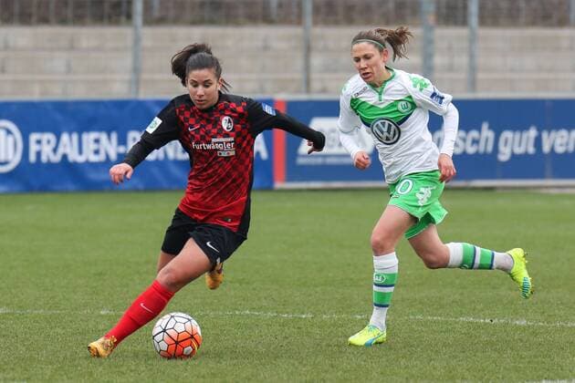 v.li.: Hasret Kayikci (Freiburg, 11), Elise Bussaglia (Wolfsburg, 30), Fussball, Allianz Frauen-Bundesliga, SC Freiburg - VfL Wolfsburg, xozx