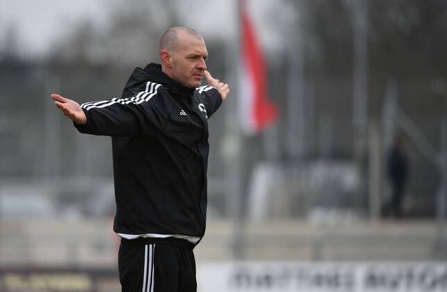 28.02.2016, xjhx, Fussball 1.Bundesliga Damen, 1.FFC Frankfurt - 1.FC Koeln, emspor, v.l. Trainer Interimstrainer Matt Ross (1.FFC Frankfurt) gibt Anweisungen, gestikuliert, mit den Armen gestikulieren gives instructions, gesticulate.