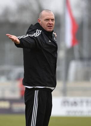 28.02.2016, xjhx, Fussball 1.Bundesliga Damen, 1.FFC Frankfurt - 1.FC Koeln, emspor, v.l. Trainer Interimstrainer Matt Ross (1.FFC Frankfurt) gibt Anweisungen, gestikuliert, mit den Armen gestikulieren gives instructions, gesticulate.