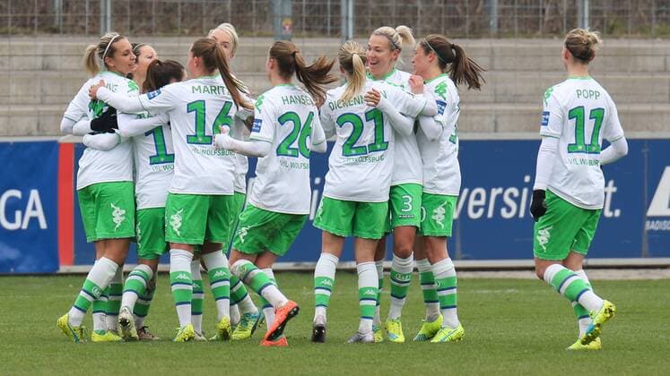Spielerinnen des VfL Wolfsburg jubeln über das 0:1, Jubel, Torjubel, Torerfolg, celebrate the goal, goal, celebration, Jubel ueber das Tor, optimistisch, Action, Aktion, Fussball, Allianz Frauen-Bundesliga, SC Freiburg - VfL Wolfsburg, xozx