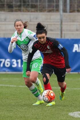 v.li.: Elise Bussaglia (Wolfsburg, 30), Lina Maria Magull (Freiburg, 16), Fussball, Allianz Frauen-Bundesliga, SC Freiburg - VfL Wolfsburg, xozx