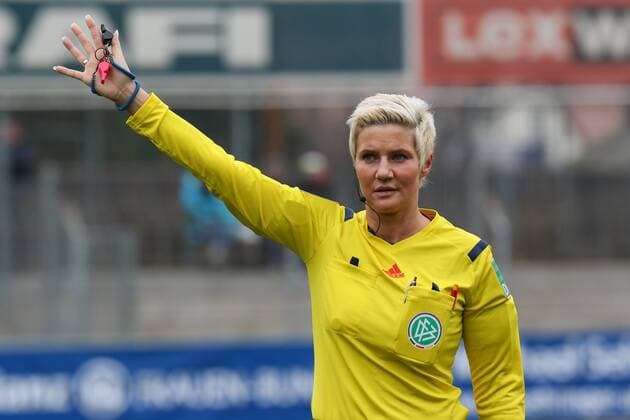 Nadine Westerhoff (Schiedsrichterin), gibt Anweisungen, gestikuliert, mit den Armen gestikulieren, gives instructions, gesticulate, Fussball, Allianz Frauen-Bundesliga, SC Freiburg - VfL Wolfsburg, xozx