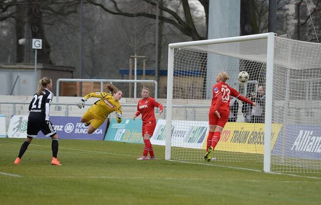 28.02.2016, xjhx, Fussball 1.Bundesliga Damen, 1.FFC Frankfurt - 1.FC Koeln, emspor, v.l. Mandy Islacker (1.FFC Frankfurt) Goal scored, Tor zum 2:0, Ana-Maria Crnogorcevic (1.FFC Frankfurt), Laura Guiliani (1.FC Köln), Lise Munk (1.FC Köln)