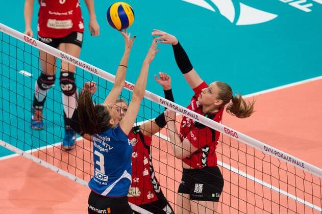 28.02.2016, SAP Arena, Mannheim Volleyball, DVV-Pokal Finale, Allianz MTV Stuttgart vs. Dresdner SC Block Micheli Tomazela Pissinato ( 3 Stuttgart) - Angriff Jennifer Cross ( 12 Dresden)