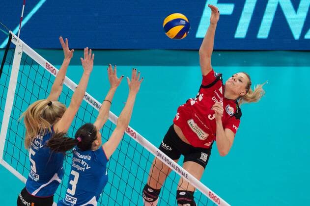 28.02.2016, SAP Arena, Mannheim Volleyball, DVV-Pokal Finale, Allianz MTV Stuttgart vs. Dresdner SC Block Doppelblock Kim Renkema ( 5 Stuttgart), sturr03 - Angriff Kristina Mikhailenko ( 3 Dresden)