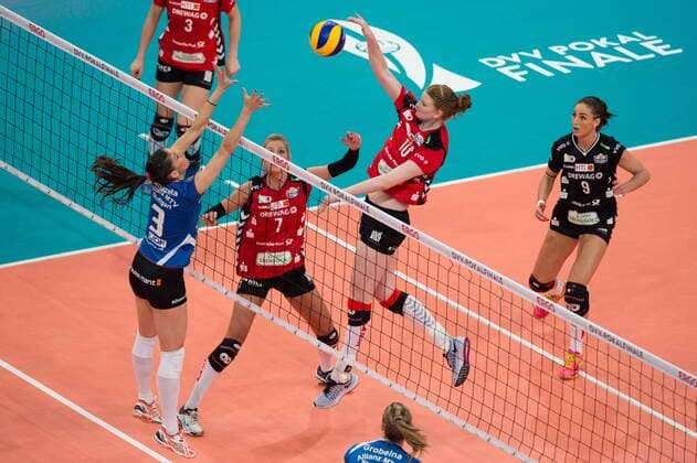 28.02.2016, SAP Arena, Mannheim Volleyball, DVV-Pokal Finale, Allianz MTV Stuttgart vs. Dresdner SC Block Micheli Tomazela Pissinato ( 3 Stuttgart) Angriff Kathleen Elizabeth Slay ( 10 Dresden)