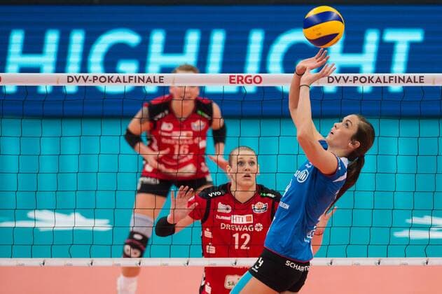 28.02.2016, SAP Arena, Mannheim Volleyball, DVV-Pokal Finale, Allianz MTV Stuttgart vs. Dresdner SC Zuspiel Valerie Nichol ( 4 Stuttgart)