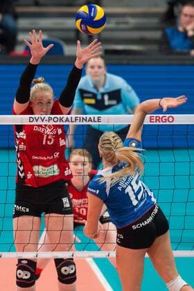 28.02.2016, SAP Arena, Mannheim Volleyball, DVV-Pokal Finale, Allianz MTV Stuttgart vs. Dresdner SC Block Michelle Bartsch ( 15 Dresden) - Angriff Nichole Lindow ( 15 Stuttgart)