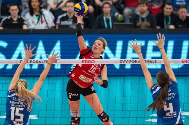 28.02.2016, SAP Arena, Mannheim Volleyball, DVV-Pokal Finale, Allianz MTV Stuttgart vs. Dresdner SC Block Doppelblock Nichole Lindow ( 15 Stuttgart), Valerie Nichol ( 4 Stuttgart) - Angriff Katharina Schwabe ( 16 Dresden)