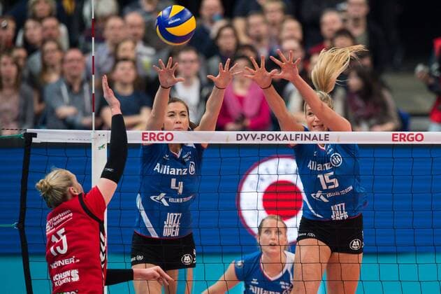 28.02.2016, SAP Arena, Mannheim Volleyball, DVV-Pokal Finale, Allianz MTV Stuttgart vs. Dresdner SC Angriff Michelle Bartsch ( 15 Dresden) - Block Doppelblock Valerie Nichol ( 4 Stuttgart), Nichole Lindow ( 15 Stuttgart)