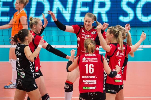 28.02.2016, SAP Arena, Mannheim Volleyball, DVV-Pokal Finale, Allianz MTV Stuttgart vs. Dresdner SC Jubel Myrthe Schoot ( 9 Dresden), Michelle Bartsch ( 15 Dresden), Jennifer Cross ( 12 Dresden), Katharina Schwabe ( 16 Dresden), Kristina Mikhailenko ( 3 Dresden), Laura Dijkema ( 7 Dresden)
