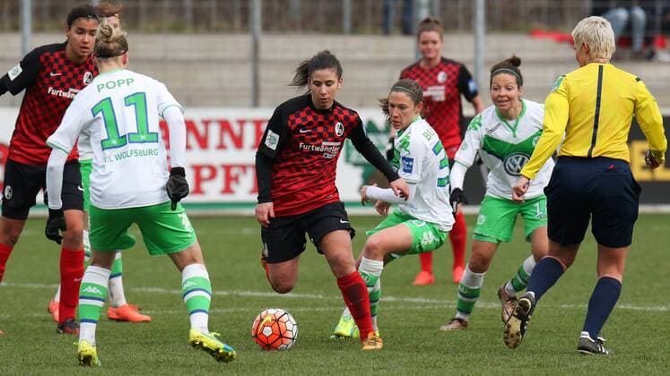 Spielszene mit v.li.: Alexandra Popp (Wolfsburg, 11), Hasret Kayikci (Freiburg, 11), Elise Bussaglia (Wolfsburg, 30), Vanessa Bernauer (Wolfsburg, 18), u.a., Fussball, Allianz Frauen-Bundesliga, SC Freiburg - VfL Wolfsburg, xozx