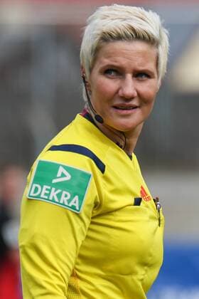 Nadine Westerhoff (Schiedsrichterin), Porträt, Portrait, Fussball, Allianz Frauen-Bundesliga, SC Freiburg - VfL Wolfsburg, xozx