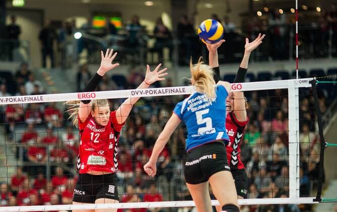 Mannheim, Deutschland, 28.02.2016: Volleyball DVV Pokalfinale 2016 - Finale der Frauen - Allianz MTV Stuttgart - Dresdner SC. Kim Renkema (Stuttgart 5) gegen den Block aus Jennifer Cross (Dresden 12) und Michelle Bartsch (Dresden 15)