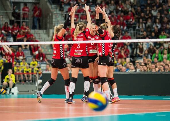Mannheim, Deutschland, 28.02.2016: Volleyball DVV Pokalfinale 2016 - Finale der Frauen - Allianz MTV Stuttgart - Dresdner SC. Jubel Dresdener SC