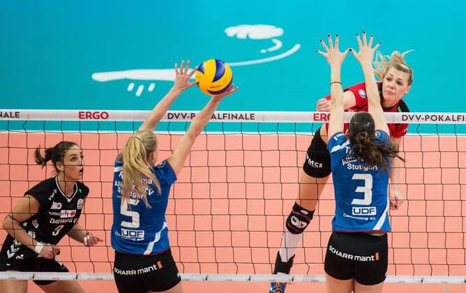 Mannheim, Deutschland, 28.02.2016: Volleyball DVV Pokalfinale 2016 - Finale der Frauen - Allianz MTV Stuttgart - Dresdner SC. Kristina Mikhailenko (Dresden 3) gegen den Block aus Kim Renkema (Stuttgart 5) und Micheli Tomazela Pissinato (Stuttgart 3)