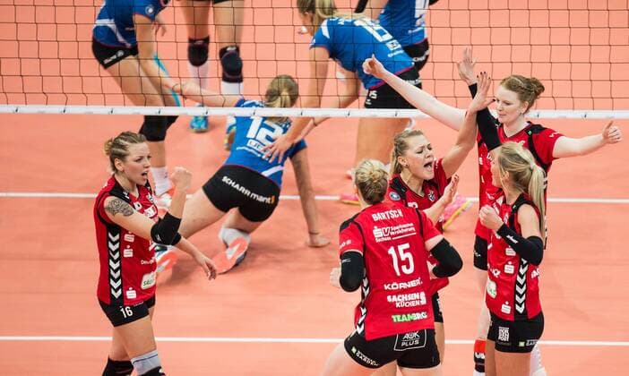 Mannheim, Deutschland, 28.02.2016: Volleyball DVV Pokalfinale 2016 - Finale der Frauen - Allianz MTV Stuttgart - Dresdner SC. JubelDresdener SC v.li. Katharina Schwabe (Dresden 16), Michelle Bartsch (Dresden 15), Kristina Mikhailenko (Dresden 3), Kathleen Elizabeth Slay (Dresden 10), Renata Sandor (Stuttgart 7)