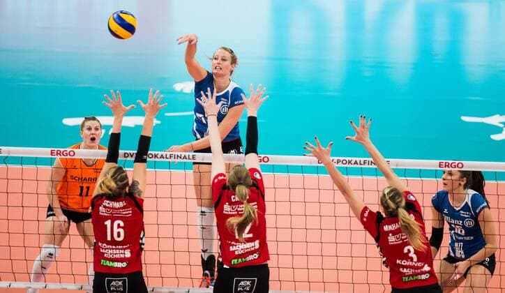 Mannheim, Deutschland, 28.02.2016: Volleyball DVV Pokalfinale 2016 - Finale der Frauen - Allianz MTV Stuttgart - Dresdner SC. Deborah van Daelen (Stuttgart 12) gegen den Block aus Katharina Schwabe (Dresden 16), Jennifer Cross (Dresden 12), Kristina Mikhailenko (Dresden 3)